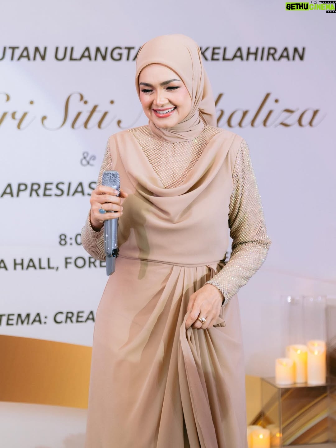 Siti Nurhaliza - 6.5K Likes - Majlis Sambutan Ulangtahun ke-47 Dato' Sri Siti Nurhaliza & Apresiasi Media.

Anjuran: @snlegacysb 
Lokasi: @forestvalleyhall Monstera Hall
Katering: @zai.srigemilang 
Dekorasi: @rajanurul_wedding 
Pencuci Mulut: @ct_dessertcakes 
Goodies: @snlegacysb 
Hadiah cabutan bertuah: @airasia @cuckoo_official @universalmusic_my @officialsimplysiti @afiyabysitinurhaliza 
Emcee: @sudyrtahir 
👗 @ashraffzainal 
💄 @epie_temerloh 
📸 @amrulsykr_ 
📹 @bangsawanpictures