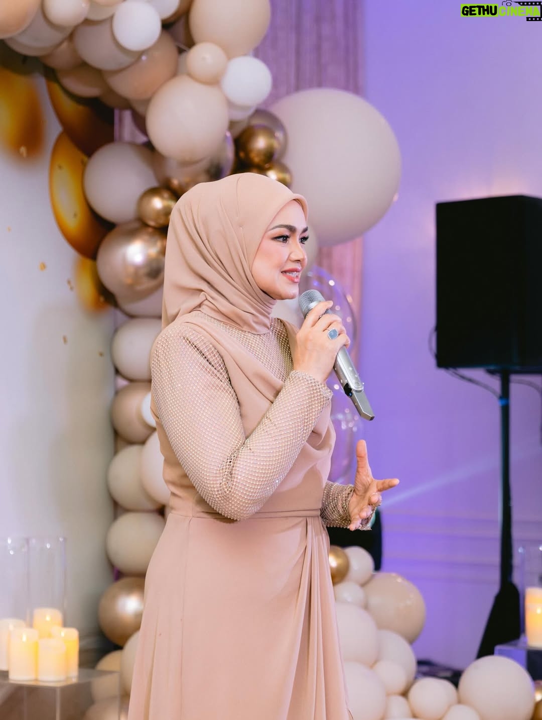 Siti Nurhaliza - 6.5K Likes - Majlis Sambutan Ulangtahun ke-47 Dato' Sri Siti Nurhaliza & Apresiasi Media.

Anjuran: @snlegacysb 
Lokasi: @forestvalleyhall Monstera Hall
Katering: @zai.srigemilang 
Dekorasi: @rajanurul_wedding 
Pencuci Mulut: @ct_dessertcakes 
Goodies: @snlegacysb 
Hadiah cabutan bertuah: @airasia @cuckoo_official @universalmusic_my @officialsimplysiti @afiyabysitinurhaliza 
Emcee: @sudyrtahir 
👗 @ashraffzainal 
💄 @epie_temerloh 
📸 @amrulsykr_ 
📹 @bangsawanpictures