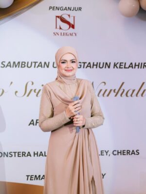 Siti Nurhaliza Instagram - Majlis Sambutan Ulangtahun ke-47 Dato' Sri Siti Nurhaliza & Apresiasi Media.

Anjuran: @snlegacysb 
Lokasi: @forestvalleyhall Monstera Hall
Katering: @zai.srigemilang 
Dekorasi: @rajanurul_wedding 
Pencuci Mulut: @ct_dessertcakes 
Goodies: @snlegacysb 
Hadiah cabutan bertuah: @airasia @cuckoo_official @universalmusic_my @officialsimplysiti @afiyabysitinurhaliza 
Emcee: @sudyrtahir 
👗 @ashraffzainal 
💄 @epie_temerloh 
📸 @amrulsykr_ 
📹 @bangsawanpictures