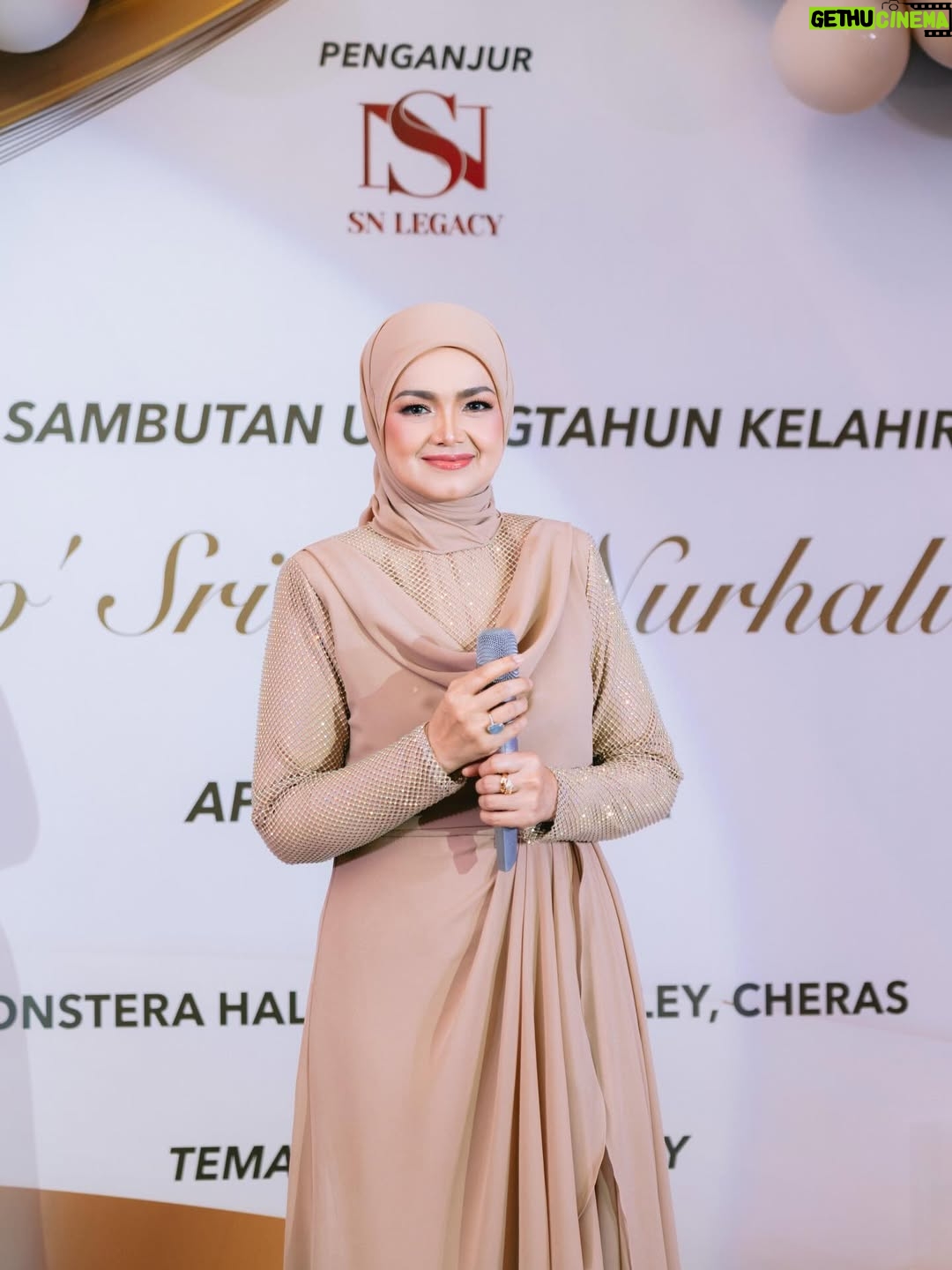 Siti Nurhaliza - 6.5K Likes - Majlis Sambutan Ulangtahun ke-47 Dato' Sri Siti Nurhaliza & Apresiasi Media.

Anjuran: @snlegacysb 
Lokasi: @forestvalleyhall Monstera Hall
Katering: @zai.srigemilang 
Dekorasi: @rajanurul_wedding 
Pencuci Mulut: @ct_dessertcakes 
Goodies: @snlegacysb 
Hadiah cabutan bertuah: @airasia @cuckoo_official @universalmusic_my @officialsimplysiti @afiyabysitinurhaliza 
Emcee: @sudyrtahir 
👗 @ashraffzainal 
💄 @epie_temerloh 
📸 @amrulsykr_ 
📹 @bangsawanpictures