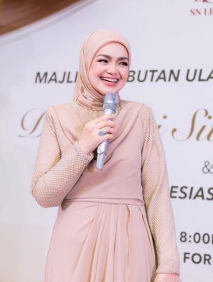 Siti Nurhaliza Instagram - Majlis Sambutan Ulangtahun ke-47 Dato' Sri Siti Nurhaliza & Apresiasi Media.

Anjuran: @snlegacysb 
Lokasi: @forestvalleyhall Monstera Hall
Katering: @zai.srigemilang 
Dekorasi: @rajanurul_wedding 
Pencuci Mulut: @ct_dessertcakes 
Goodies: @snlegacysb 
Hadiah cabutan bertuah: @airasia @cuckoo_official @universalmusic_my @officialsimplysiti @afiyabysitinurhaliza 
Emcee: @sudyrtahir 
👗 @ashraffzainal 
💄 @epie_temerloh 
📸 @amrulsykr_ 
📹 @bangsawanpictures