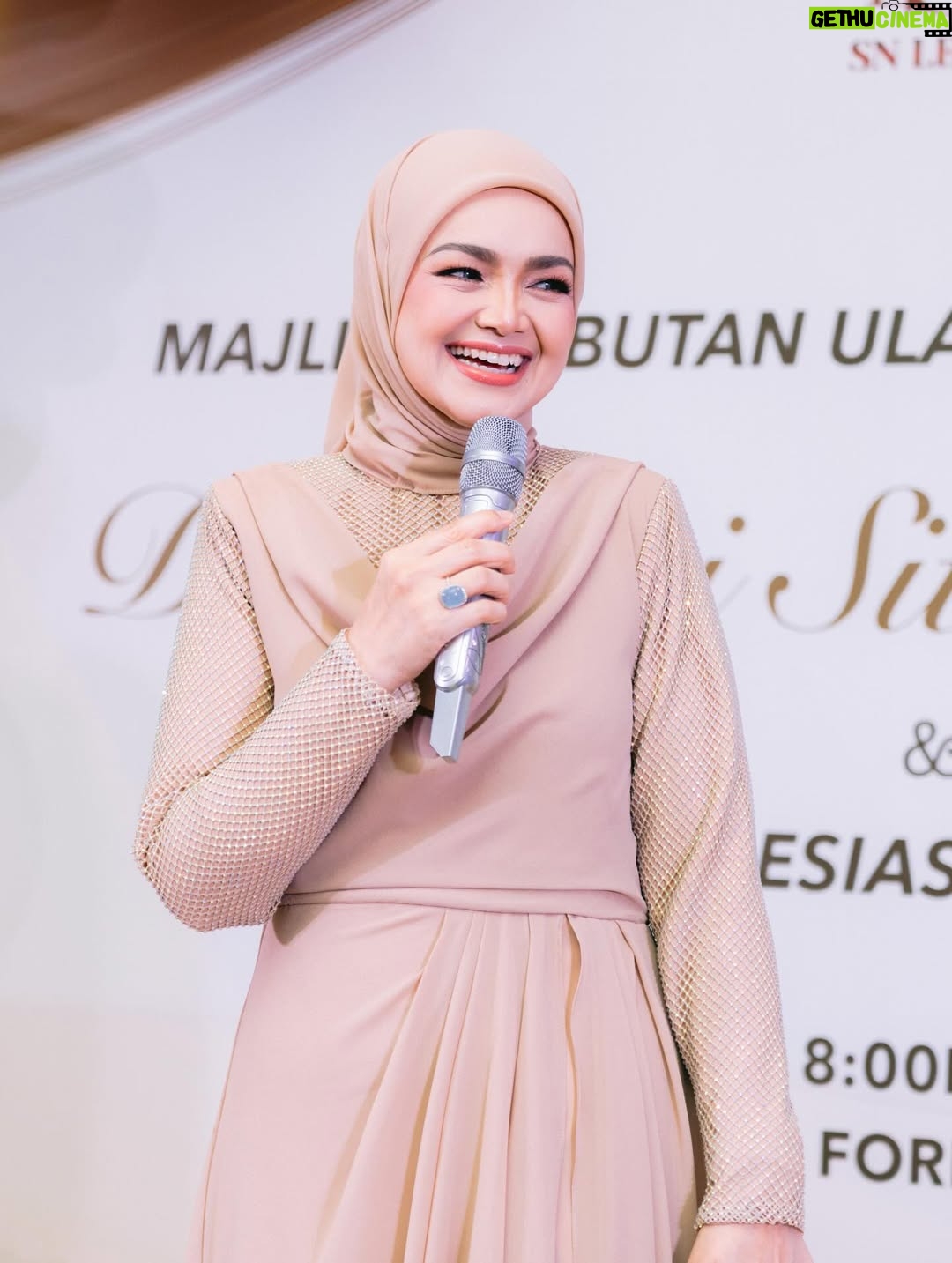 Siti Nurhaliza - 6.5K Likes - Majlis Sambutan Ulangtahun ke-47 Dato' Sri Siti Nurhaliza & Apresiasi Media.

Anjuran: @snlegacysb 
Lokasi: @forestvalleyhall Monstera Hall
Katering: @zai.srigemilang 
Dekorasi: @rajanurul_wedding 
Pencuci Mulut: @ct_dessertcakes 
Goodies: @snlegacysb 
Hadiah cabutan bertuah: @airasia @cuckoo_official @universalmusic_my @officialsimplysiti @afiyabysitinurhaliza 
Emcee: @sudyrtahir 
👗 @ashraffzainal 
💄 @epie_temerloh 
📸 @amrulsykr_ 
📹 @bangsawanpictures