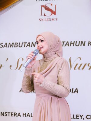 Siti Nurhaliza Instagram - Majlis Sambutan Ulangtahun ke-47 Dato' Sri Siti Nurhaliza & Apresiasi Media.

Anjuran: @snlegacysb 
Lokasi: @forestvalleyhall Monstera Hall
Katering: @zai.srigemilang 
Dekorasi: @rajanurul_wedding 
Pencuci Mulut: @ct_dessertcakes 
Goodies: @snlegacysb 
Hadiah cabutan bertuah: @airasia @cuckoo_official @universalmusic_my @officialsimplysiti @afiyabysitinurhaliza 
Emcee: @sudyrtahir 
👗 @ashraffzainal 
💄 @epie_temerloh 
📸 @amrulsykr_ 
📹 @bangsawanpictures