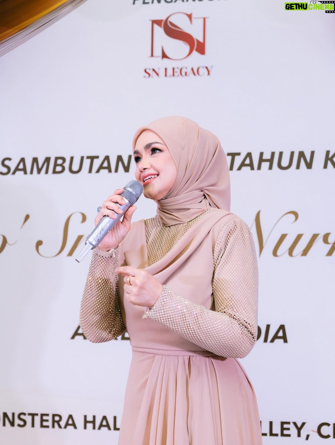 Siti Nurhaliza - 6.5K Likes - Majlis Sambutan Ulangtahun ke-47 Dato' Sri Siti Nurhaliza & Apresiasi Media.

Anjuran: @snlegacysb 
Lokasi: @forestvalleyhall Monstera Hall
Katering: @zai.srigemilang 
Dekorasi: @rajanurul_wedding 
Pencuci Mulut: @ct_dessertcakes 
Goodies: @snlegacysb 
Hadiah cabutan bertuah: @airasia @cuckoo_official @universalmusic_my @officialsimplysiti @afiyabysitinurhaliza 
Emcee: @sudyrtahir 
👗 @ashraffzainal 
💄 @epie_temerloh 
📸 @amrulsykr_ 
📹 @bangsawanpictures