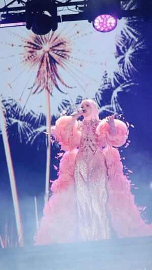 Siti Nurhaliza Instagram - Genap seminggu Legasi 30 Siti Nurhaliza berlalu. Katanya masih ramai yang 'belum keluar' dari Stadium Nasional Bukit Jalil.

Saya terharu kerana kadangkala ada hal-hal kecil yang menyenangkan dan hal-hal sederhana yang membahagiakan. 

Mungkin minggu lalu anda ke sini untuk bertemu dan melihat saya buat pertama kali, ada juga yang membawa ayah atau ibu yang dahulunya mendodoikan anak-anak mereka dengan lagu saya, ada isteri yang menghadiahkan tiket buat suami tercinta dan sebaliknya.

Saya membaca pelbagai sebab yang membawa anda ke Legacy 30 Siti Nurhaliza. Saya terpaut dengan tulisan seorang peminat yang menyatakan, kehadiran di SNBJ adalah sebuah pertemuan kenangan, di mana mereka yang mengenali saya sejak 1996, zaman 90-an berkumpul pada satu malam, mengimbau nostalgia, malah ada yang menangis mengingatkan kembali memori lagu-lagu saya.

Tiga dekad yang lalu, saya hanyalah seorang gadis dengan impian yang ringkas untuk menyanyi dan berbakti. Tidak pernah terlintas di fikiran bahawa perjalanan yang bermula pada tahun 1996 itu akan membawa saya sejauh ini, melintasi ribuan pentas, jutaan wajah dan pelbagai ujian yang mendewasakan. 

Terima kasih kerana membenarkan saya menjadi sebahagian daripada hidup kalian selama 30 tahun ini.