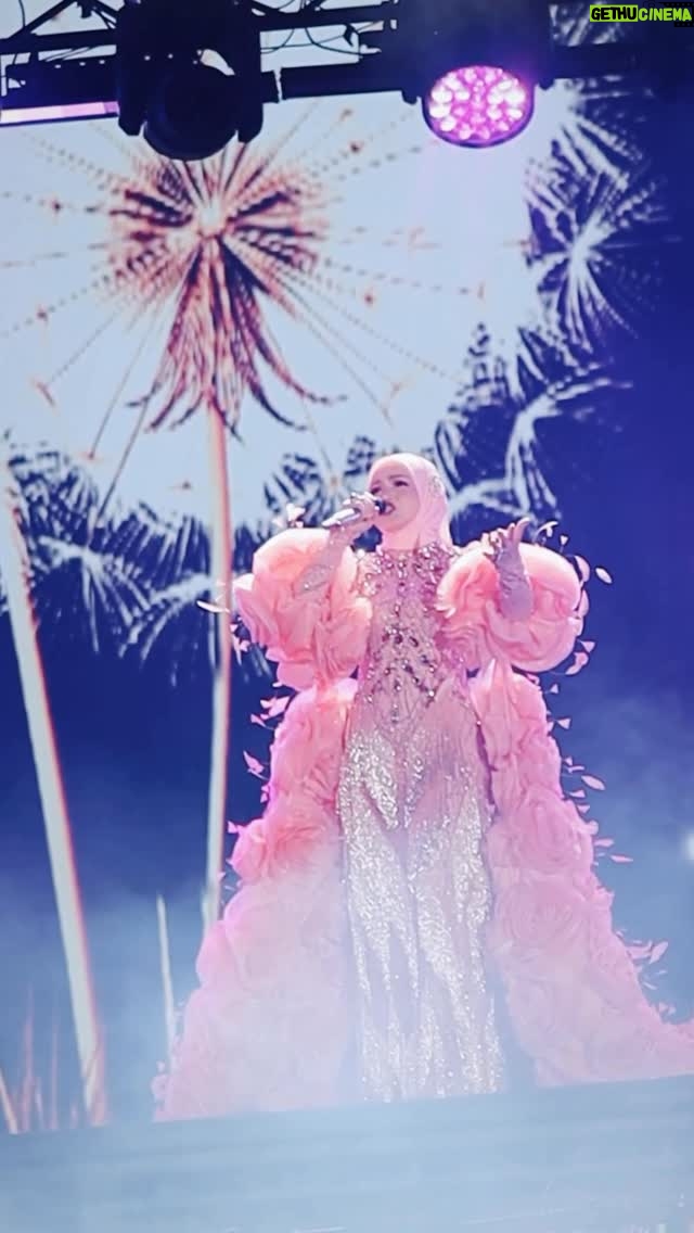 Siti Nurhaliza - 8.4K Likes - Genap seminggu Legasi 30 Siti Nurhaliza berlalu. Katanya masih ramai yang 'belum keluar' dari Stadium Nasional Bukit Jalil.

Saya terharu kerana kadangkala ada hal-hal kecil yang menyenangkan dan hal-hal sederhana yang membahagiakan. 

Mungkin minggu lalu anda ke sini untuk bertemu dan melihat saya buat pertama kali, ada juga yang membawa ayah atau ibu yang dahulunya mendodoikan anak-anak mereka dengan lagu saya, ada isteri yang menghadiahkan tiket buat suami tercinta dan sebaliknya.

Saya membaca pelbagai sebab yang membawa anda ke Legacy 30 Siti Nurhaliza. Saya terpaut dengan tulisan seorang peminat yang menyatakan, kehadiran di SNBJ adalah sebuah pertemuan kenangan, di mana mereka yang mengenali saya sejak 1996, zaman 90-an berkumpul pada satu malam, mengimbau nostalgia, malah ada yang menangis mengingatkan kembali memori lagu-lagu saya.

Tiga dekad yang lalu, saya hanyalah seorang gadis dengan impian yang ringkas untuk menyanyi dan berbakti. Tidak pernah terlintas di fikiran bahawa perjalanan yang bermula pada tahun 1996 itu akan membawa saya sejauh ini, melintasi ribuan pentas, jutaan wajah dan pelbagai ujian yang mendewasakan. 

Terima kasih kerana membenarkan saya menjadi sebahagian daripada hidup kalian selama 30 tahun ini.
