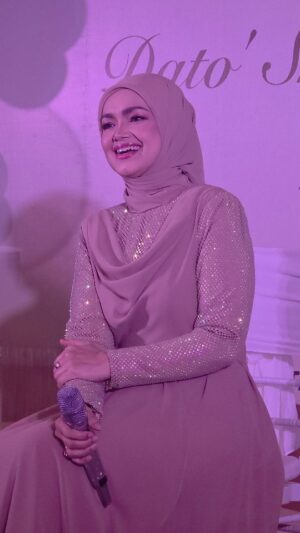 Siti Nurhaliza Instagram - Seorang @rozisangdewi di mata DS @ctdk 

Terima kasih atas jemputan ini kak rozie🫰🏻💗

Majlis Sambutan Ulangtahun DS Siti Nurhaliza
&
Apresiasi Media 
16 Januari 2026

Terima kasih jua
Monstera Hall
@zai.srigemilang 
@ct_dessertcakes
@flyairasia
@universalmusic_my
@cuckoo_official 
@afiyabysitinurhaliza 
@officialsimplysiti
@snlegacysb 
@sitinurhalizagallery 

"𝓓𝓲𝓻𝓲 𝓶𝓪𝓷𝓾𝓼𝓲𝓪 𝓲𝓽𝓾 𝓱𝓪𝓷𝔂𝓪 𝓴𝓮𝓬𝓲𝓵 𝓼𝓪𝓱𝓪𝓳𝓪, 𝓽𝓪𝓹𝓲 𝓭𝓪𝓵𝓪𝓶 𝓭𝓲𝓻𝓲 𝔂𝓪𝓷𝓰 𝓴𝓮𝓬𝓲𝓵 𝓲𝓽𝓾 𝓽𝓮𝓻𝓭𝓪𝓹𝓪𝓽 𝓼𝓪𝓽𝓾 𝓪𝓵𝓪𝓶 𝔂𝓪𝓷𝓰 𝓫𝓮𝓼𝓪𝓻"

ᴾᵉʳʲᵃˡᵃⁿᵃⁿ ˢᵉʳⁱᵇᵘ ᵇᵃᵗᵘ ᵇᵉʳᵐᵘˡᵃ ᵈᵃʳⁱ ˢᵃᵗᵘ ˡᵃⁿᵍᵏᵃʰ
#DSSitiNurhaliza #ApresiasiMedia #SNLEGACY #Legacy30SitiNurhaliza #KakiKipasArtis