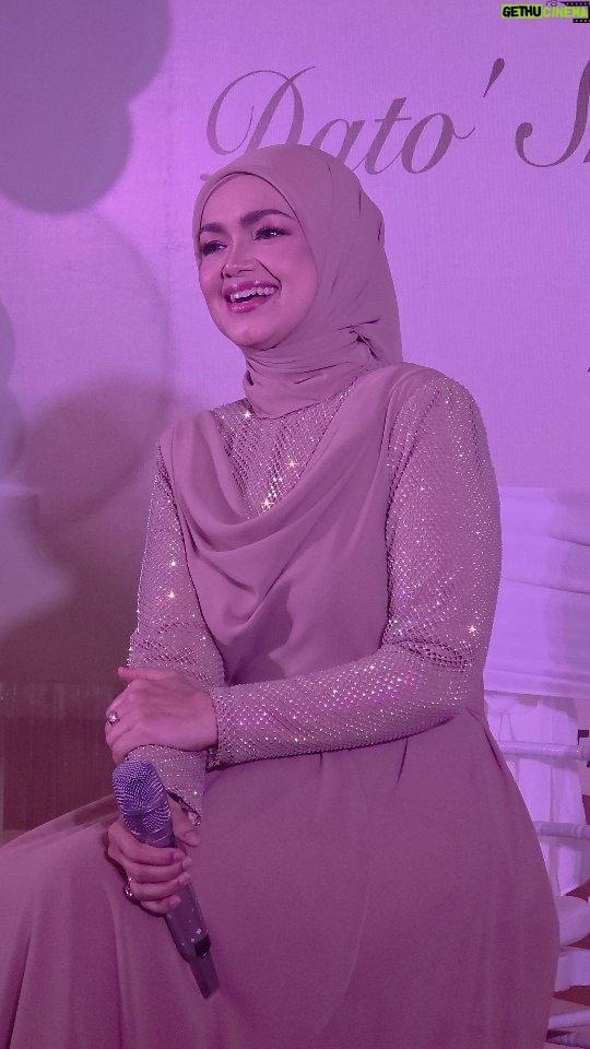 Siti Nurhaliza - 7.3K Likes - Seorang @rozisangdewi di mata DS @ctdk 

Terima kasih atas jemputan ini kak rozie🫰🏻💗

Majlis Sambutan Ulangtahun DS Siti Nurhaliza
&
Apresiasi Media 
16 Januari 2026

Terima kasih jua
Monstera Hall
@zai.srigemilang 
@ct_dessertcakes
@flyairasia
@universalmusic_my
@cuckoo_official 
@afiyabysitinurhaliza 
@officialsimplysiti
@snlegacysb 
@sitinurhalizagallery 

"𝓓𝓲𝓻𝓲 𝓶𝓪𝓷𝓾𝓼𝓲𝓪 𝓲𝓽𝓾 𝓱𝓪𝓷𝔂𝓪 𝓴𝓮𝓬𝓲𝓵 𝓼𝓪𝓱𝓪𝓳𝓪, 𝓽𝓪𝓹𝓲 𝓭𝓪𝓵𝓪𝓶 𝓭𝓲𝓻𝓲 𝔂𝓪𝓷𝓰 𝓴𝓮𝓬𝓲𝓵 𝓲𝓽𝓾 𝓽𝓮𝓻𝓭𝓪𝓹𝓪𝓽 𝓼𝓪𝓽𝓾 𝓪𝓵𝓪𝓶 𝔂𝓪𝓷𝓰 𝓫𝓮𝓼𝓪𝓻"

ᴾᵉʳʲᵃˡᵃⁿᵃⁿ ˢᵉʳⁱᵇᵘ ᵇᵃᵗᵘ ᵇᵉʳᵐᵘˡᵃ ᵈᵃʳⁱ ˢᵃᵗᵘ ˡᵃⁿᵍᵏᵃʰ
#DSSitiNurhaliza #ApresiasiMedia #SNLEGACY #Legacy30SitiNurhaliza #KakiKipasArtis