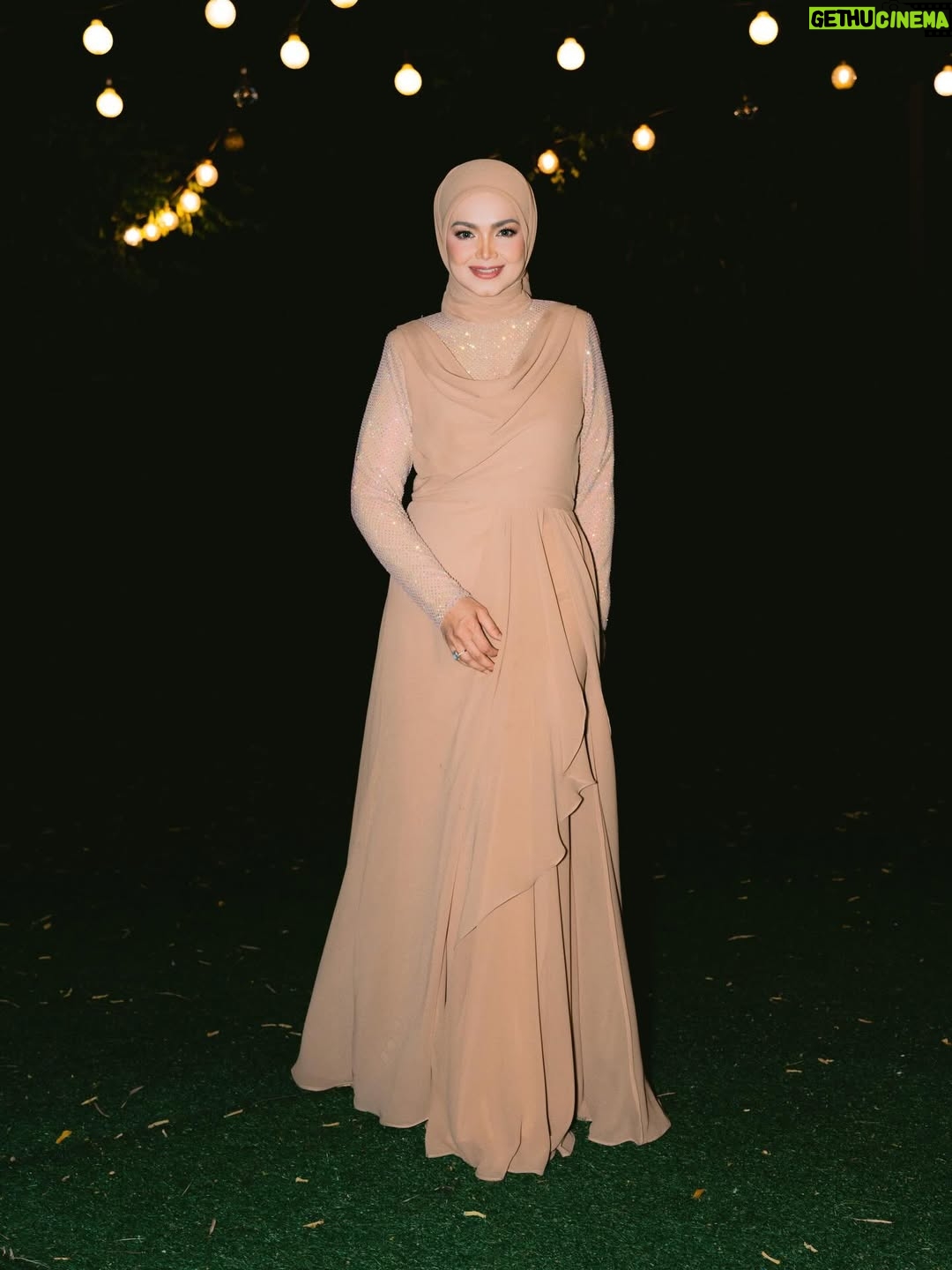 Siti Nurhaliza - 33.1K Likes - Majlis Sambutan Ulangtahun ke-47 Dato' Sri Siti Nurhaliza & Apresiasi Media.

Anjuran: @snlegacysb 
Lokasi: @forestvalleyhall Monstera Hall
Katering: @zai.srigemilang 
Dekorasi: @rajanurul_wedding 
Pencuci Mulut: @ct_dessertcakes 
Goodies: @snlegacysb 
Hadiah cabutan bertuah: @airasia @cuckoo_official @universalmusic_my @officialsimplysiti @afiyabysitinurhaliza 
Emcee: @sudyrtahir 
👗 @ashraffzainal 
💄 @epie_temerloh 
📸 @amrulsykr_ 
📹 @bangsawanpictures