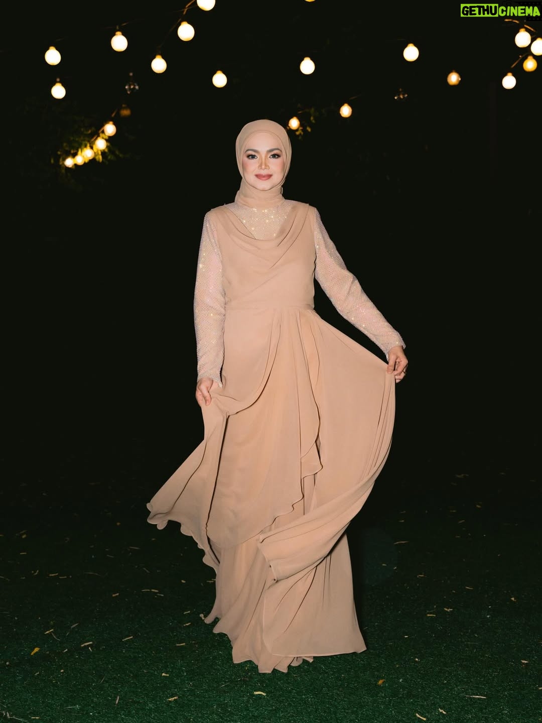 Siti Nurhaliza - 33.1K Likes - Majlis Sambutan Ulangtahun ke-47 Dato' Sri Siti Nurhaliza & Apresiasi Media.

Anjuran: @snlegacysb 
Lokasi: @forestvalleyhall Monstera Hall
Katering: @zai.srigemilang 
Dekorasi: @rajanurul_wedding 
Pencuci Mulut: @ct_dessertcakes 
Goodies: @snlegacysb 
Hadiah cabutan bertuah: @airasia @cuckoo_official @universalmusic_my @officialsimplysiti @afiyabysitinurhaliza 
Emcee: @sudyrtahir 
👗 @ashraffzainal 
💄 @epie_temerloh 
📸 @amrulsykr_ 
📹 @bangsawanpictures