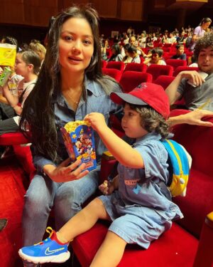 Sitora Alimjanova Instagram - Сегодня мы с Мухаммадамином были в мюзикле «Король лев». В начале смотрел с интересом, но так как он не может усидеть на одном месте больше 15 минут, мы не смогли досмотреть до конца. Несмотря на это, было интересно ☺️🎉
