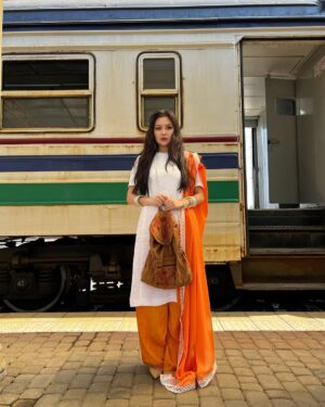 Sitora Alimjanova Instagram - Zara Hayat Khan 🌼