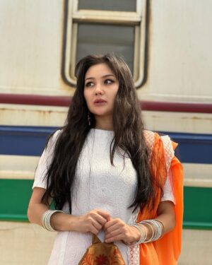 Sitora Alimjanova Instagram - Zara Hayat Khan 🌼