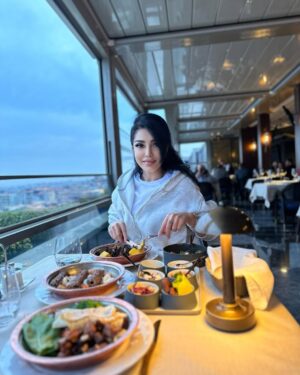 Sitora Farmonova Instagram - Умение человека радоваться жизни, очаровывает, — это похоже на магию, воздействующую на других людей.