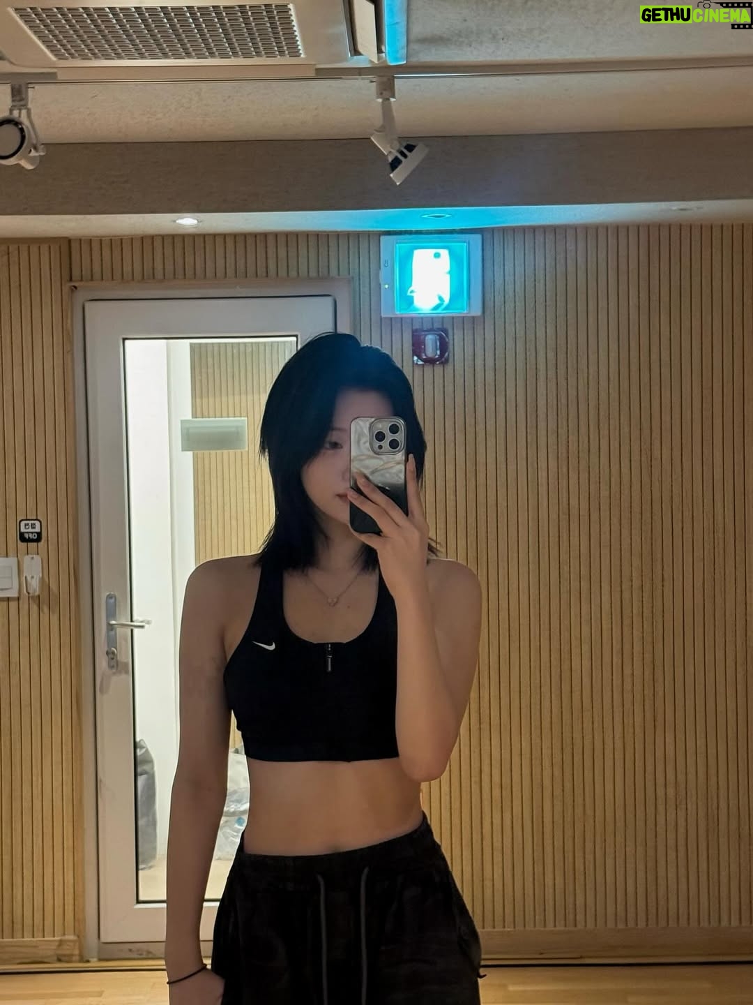 Siyoon - 26.2K Likes - 🪞🤳🏻🤍🫧