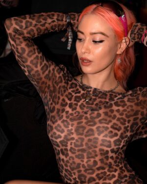 Skylar Roberge Instagram - Coming into the new year HOT & SPICY & giving absolutely zero F’s what people think of me online 🌶️🔥😇

📸 @matt.n24

#spicy #fitspo #femaledj #rave #pinkhair