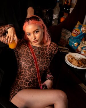 Skylar Roberge Instagram - Coming into the new year HOT & SPICY & giving absolutely zero F’s what people think of me online 🌶️🔥😇

📸 @matt.n24

#spicy #fitspo #femaledj #rave #pinkhair