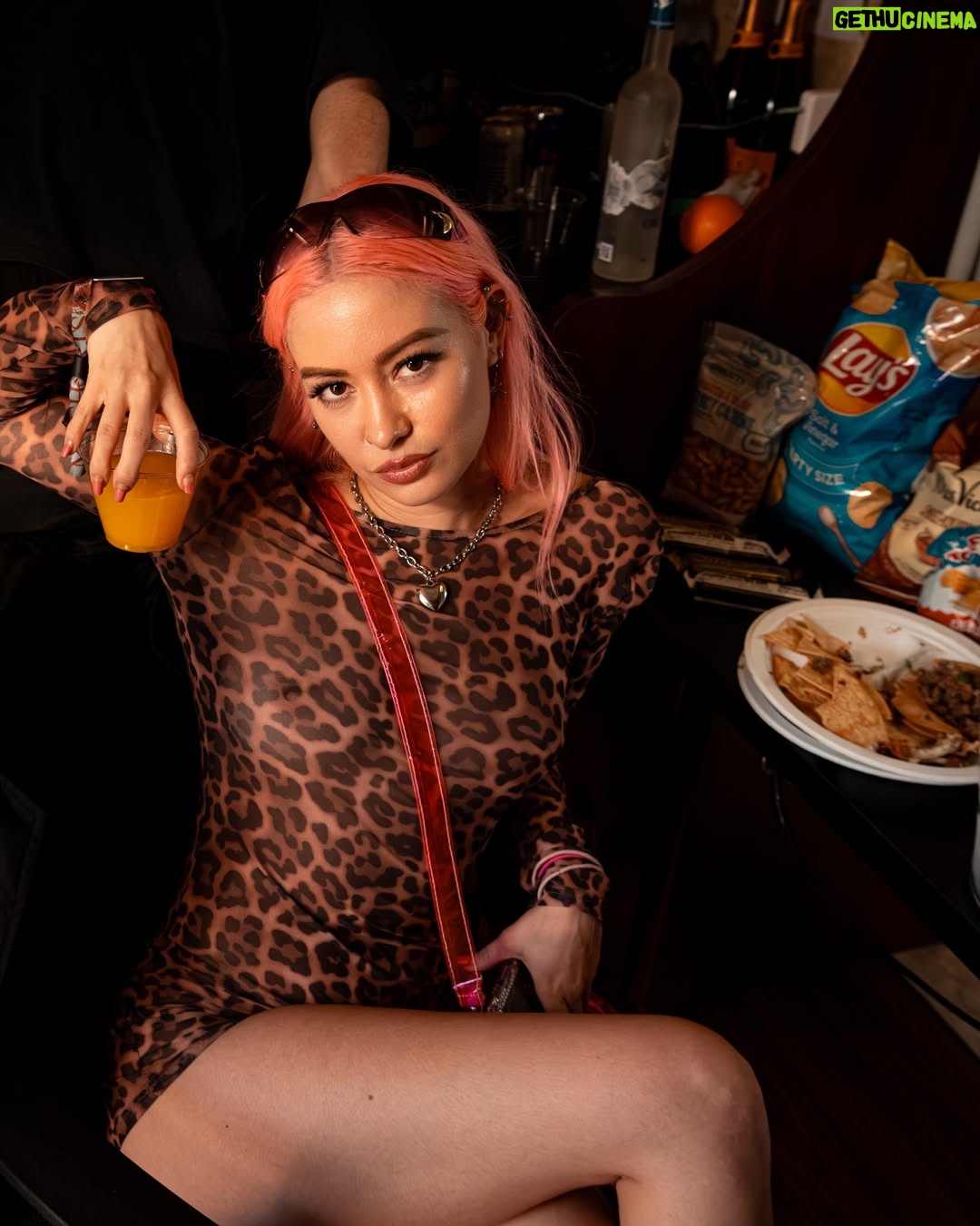 Skylar Roberge - 1.1K Likes - Coming into the new year HOT & SPICY & giving absolutely zero F’s what people think of me online 🌶️🔥😇

📸 @matt.n24

#spicy #fitspo #femaledj #rave #pinkhair