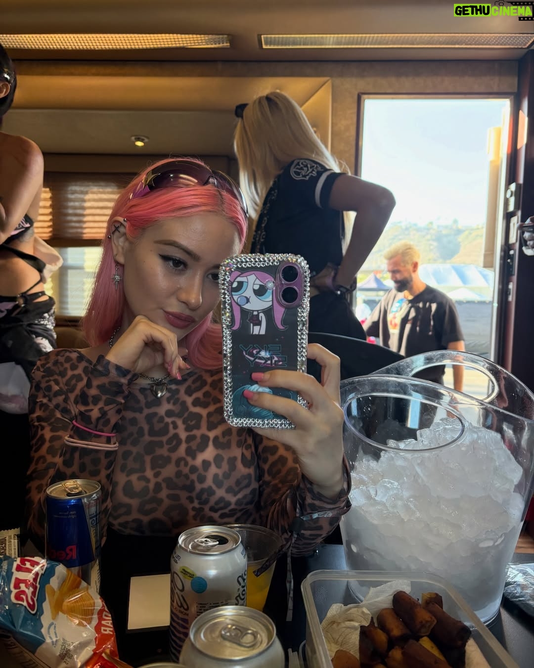 Skylar Roberge - 1.1K Likes - Coming into the new year HOT & SPICY & giving absolutely zero F’s what people think of me online 🌶️🔥😇

📸 @matt.n24

#spicy #fitspo #femaledj #rave #pinkhair