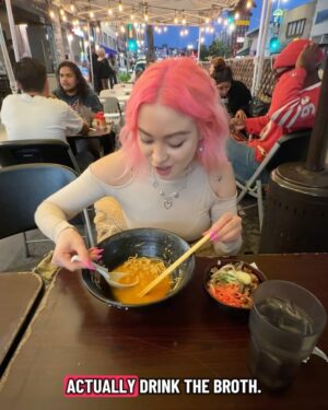 Skylar Roberge Instagram - Coming into the new year HOT & SPICY & giving absolutely zero F’s what people think of me online 🌶️🔥😇

📸 @matt.n24

#spicy #fitspo #femaledj #rave #pinkhair