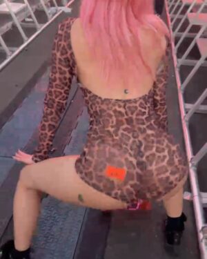 Skylar Roberge Instagram - Coming into the new year HOT & SPICY & giving absolutely zero F’s what people think of me online 🌶️🔥😇

📸 @matt.n24

#spicy #fitspo #femaledj #rave #pinkhair