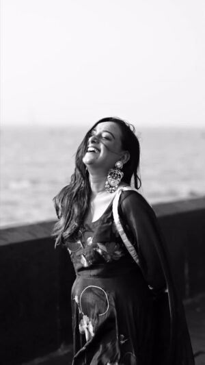 Sneha Jain Instagram - Hona te hona tera hi mahiya main #panguin ♥️
My favourite @diljitdosanjh 🫰🏻
Captured by: @dhruvofficial94 
#diljitdosanjhsongs