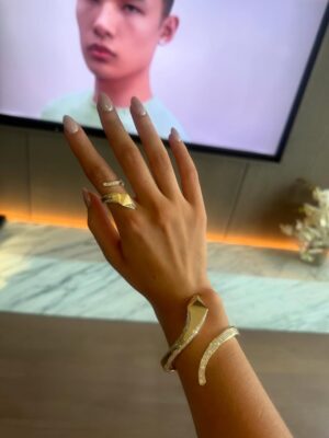 Sofía Carrera Instagram - Prada Fine Jewelry 💎 @prada 
.
.
.
.
.
.
.
.
.
.
.
.
#prada #finejewelry #diamonds #luxury #spark #model #artist #singer #actress