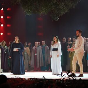 Sofia Escobar Instagram - “Raízes do Futuro” foi uma viagem sensorial às raízes vivas de Guimarães, com uma Oliveira invertida, um jardim suspenso e a natureza no centro de tudo. 🌿✨

Em palco, mais de 170 pessoas, de diversas instituições locais, uniram tradição e contemporaneidade, com atuações arrebatadoras de @giselajoaoaberdadeira e da vimaranense @mrs_sofiaescobar.

Respira. (Inspira). 🌱