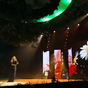 Sofia Escobar Instagram - “Raízes do Futuro” foi uma viagem sensorial às raízes vivas de Guimarães, com uma Oliveira invertida, um jardim suspenso e a natureza no centro de tudo. 🌿✨

Em palco, mais de 170 pessoas, de diversas instituições locais, uniram tradição e contemporaneidade, com atuações arrebatadoras de @giselajoaoaberdadeira e da vimaranense @mrs_sofiaescobar.

Respira. (Inspira). 🌱