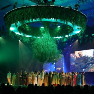 Sofia Escobar Instagram - “Raízes do Futuro” foi uma viagem sensorial às raízes vivas de Guimarães, com uma Oliveira invertida, um jardim suspenso e a natureza no centro de tudo. 🌿✨

Em palco, mais de 170 pessoas, de diversas instituições locais, uniram tradição e contemporaneidade, com atuações arrebatadoras de @giselajoaoaberdadeira e da vimaranense @mrs_sofiaescobar.

Respira. (Inspira). 🌱