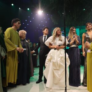 Sofia Escobar Instagram - “Raízes do Futuro” foi uma viagem sensorial às raízes vivas de Guimarães, com uma Oliveira invertida, um jardim suspenso e a natureza no centro de tudo. 🌿✨

Em palco, mais de 170 pessoas, de diversas instituições locais, uniram tradição e contemporaneidade, com atuações arrebatadoras de @giselajoaoaberdadeira e da vimaranense @mrs_sofiaescobar.

Respira. (Inspira). 🌱