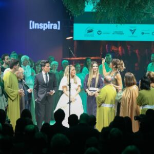 Sofia Escobar Instagram - “Raízes do Futuro” foi uma viagem sensorial às raízes vivas de Guimarães, com uma Oliveira invertida, um jardim suspenso e a natureza no centro de tudo. 🌿✨

Em palco, mais de 170 pessoas, de diversas instituições locais, uniram tradição e contemporaneidade, com atuações arrebatadoras de @giselajoaoaberdadeira e da vimaranense @mrs_sofiaescobar.

Respira. (Inspira). 🌱