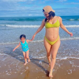 Sofía Garza Instagram - 🌴 S.P.I 🌴

1. Olivia, Mamá y Bebé
2. 🎆 
3. Maji y Oli
4. Daddy and Oli time
5. 😂
6. Las primas
7. ☀️ 
8. La abuela y el mar
