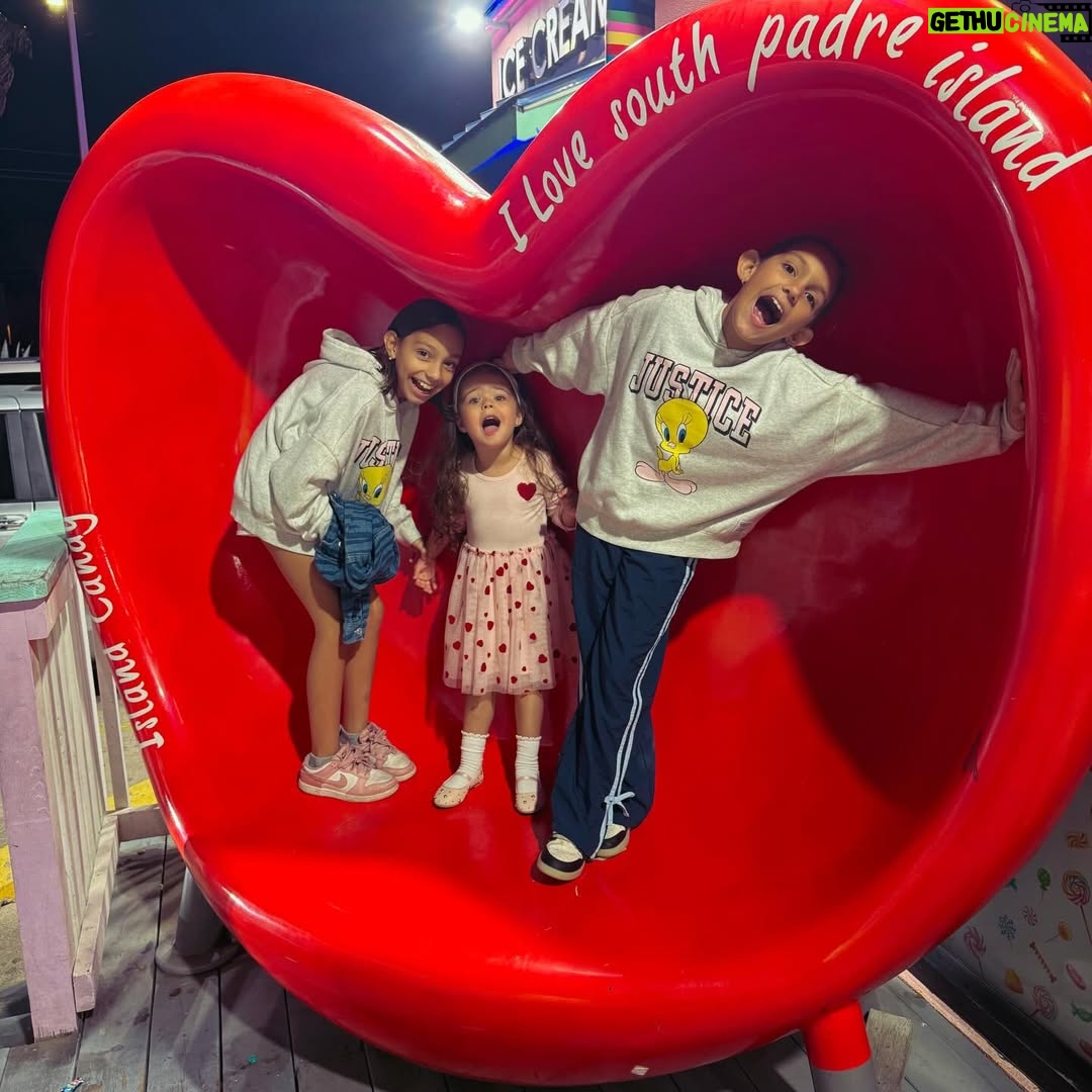 Sofía Garza - 4K Likes - 🌴 S.P.I 🌴

1. Olivia, Mamá y Bebé
2. 🎆 
3. Maji y Oli
4. Daddy and Oli time
5. 😂
6. Las primas
7. ☀️ 
8. La abuela y el mar