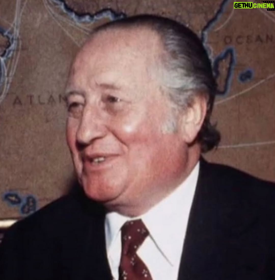 Sofia Grillo - 663 Likes - José Ferreira Queimado nasceu a 23 de dezembro de 1913.
Faria hoje 112 anos.
Dizia  que queria chegar aos 100. Por pouco, não conseguiu.

Hoje, como desde que nasci , juntamo-nos todos para começar a celebrar o Natal.
Foi assim que nos ensinou..
Faz-nos muita falta, Avô.
Parabéns de todos nós 

P.S. O seu Benfica não está nos seus melhores dias, está a precisar de uma mudança para voltar a ser o clube do “meia-hora à Benfica”.💪

#joseferreiraqueimado
#benfica 
#sportisboaebenfica