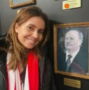 Sofia Grillo Instagram - José Ferreira Queimado nasceu a 23 de dezembro de 1913.
Faria hoje 112 anos.
Dizia  que queria chegar aos 100. Por pouco, não conseguiu.

Hoje, como desde que nasci , juntamo-nos todos para começar a celebrar o Natal.
Foi assim que nos ensinou..
Faz-nos muita falta, Avô.
Parabéns de todos nós 

P.S. O seu Benfica não está nos seus melhores dias, está a precisar de uma mudança para voltar a ser o clube do “meia-hora à Benfica”.💪

#joseferreiraqueimado
#benfica 
#sportisboaebenfica