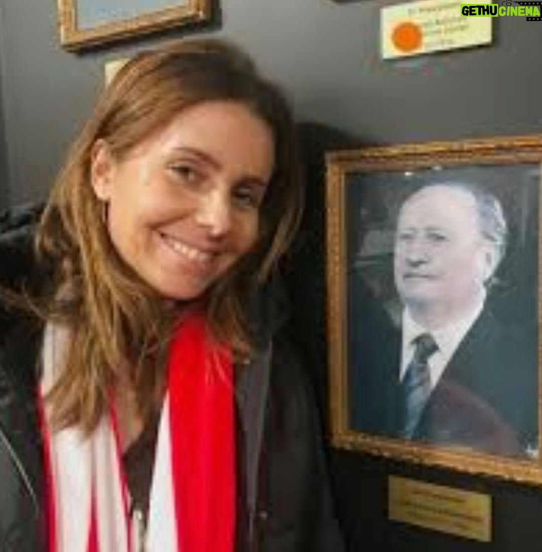 Sofia Grillo - 663 Likes - José Ferreira Queimado nasceu a 23 de dezembro de 1913.
Faria hoje 112 anos.
Dizia  que queria chegar aos 100. Por pouco, não conseguiu.

Hoje, como desde que nasci , juntamo-nos todos para começar a celebrar o Natal.
Foi assim que nos ensinou..
Faz-nos muita falta, Avô.
Parabéns de todos nós 

P.S. O seu Benfica não está nos seus melhores dias, está a precisar de uma mudança para voltar a ser o clube do “meia-hora à Benfica”.💪

#joseferreiraqueimado
#benfica 
#sportisboaebenfica