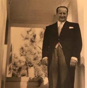 Sofia Grillo Instagram - José Ferreira Queimado nasceu a 23 de dezembro de 1913.
Faria hoje 112 anos.
Dizia  que queria chegar aos 100. Por pouco, não conseguiu.

Hoje, como desde que nasci , juntamo-nos todos para começar a celebrar o Natal.
Foi assim que nos ensinou..
Faz-nos muita falta, Avô.
Parabéns de todos nós 

P.S. O seu Benfica não está nos seus melhores dias, está a precisar de uma mudança para voltar a ser o clube do “meia-hora à Benfica”.💪

#joseferreiraqueimado
#benfica 
#sportisboaebenfica