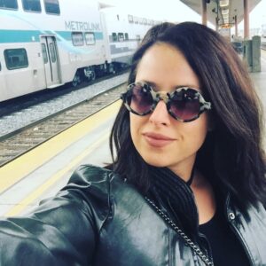 Sofía Lama Instagram - No me gustan los trenes, pero en este si me subo porque el 2016 fue muy especial, fue cuando agarré mis maletas y mis gatos y me fui sola a vivir a Los Ángeles, sin saber lo mucho que cambiaría mi vida, lo mucho que iba a aprender y a recorrer….