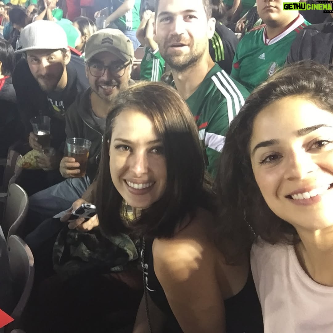 Sofía Lama - 7.4K Likes - No me gustan los trenes, pero en este si me subo porque el 2016 fue muy especial, fue cuando agarré mis maletas y mis gatos y me fui sola a vivir a Los Ángeles, sin saber lo mucho que cambiaría mi vida, lo mucho que iba a aprender y a recorrer….