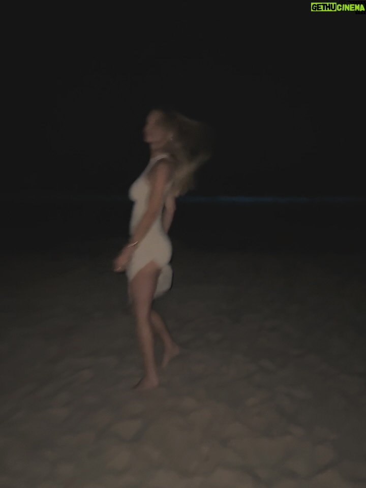 Sofía Zámolo - 3.4K Likes - 🌒 ✨🤩 PDE   amigos 

@shibinda 👗 
@rickysarkany 👡
@natcecchinato st