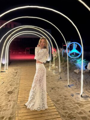 Sofía Zámolo Instagram - Un año más invitada por @mercedesbenzcamionesybuses_arg @mercedesbenzarg a la mejor fiesta del verano ✨🤍
@charlyroncopr
@ls_loly
@iman_official
St @natcecchinato