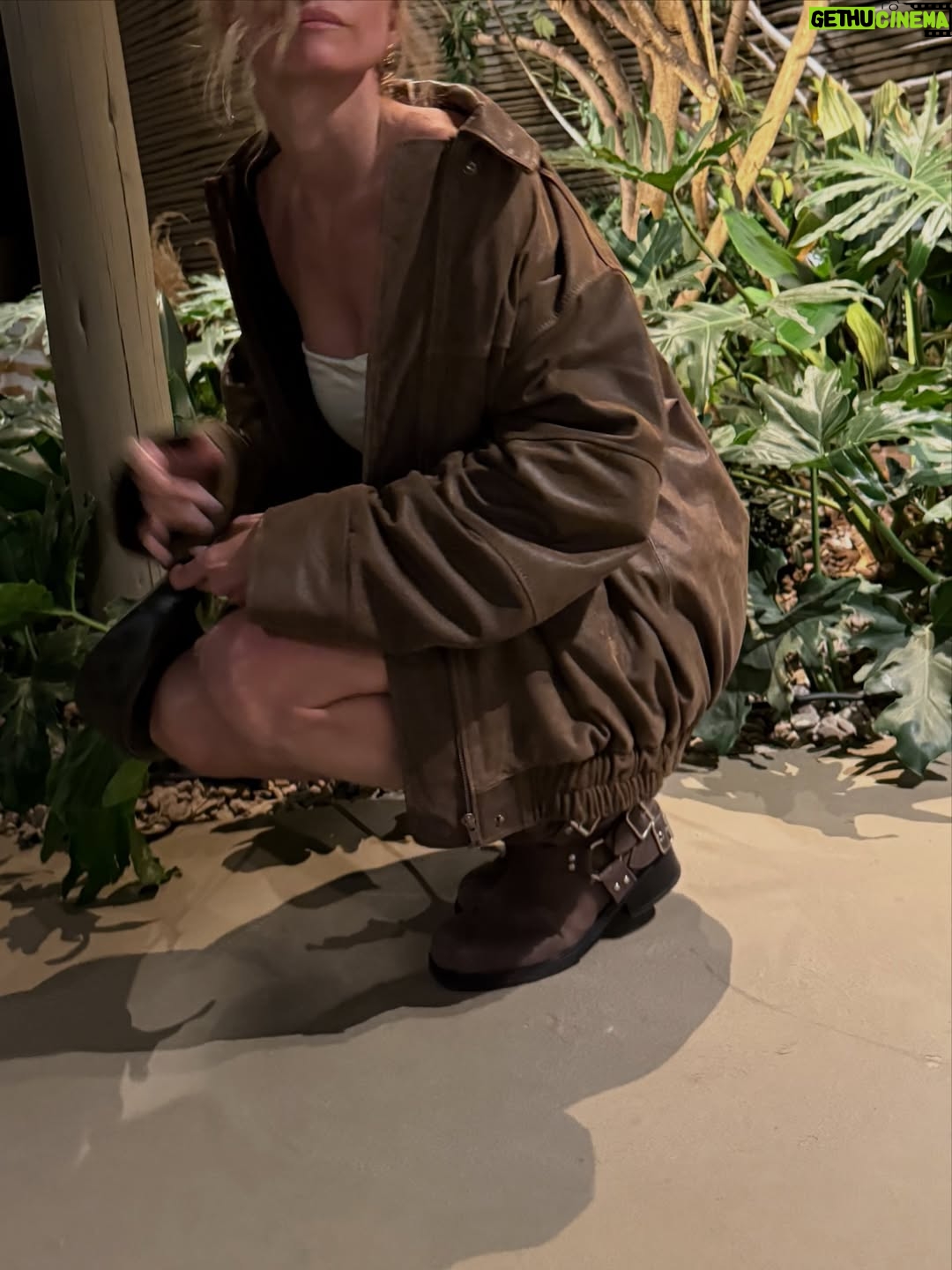 Sofía Zámolo - 2K Likes - Sueño de una noche de verano 🌒 

👗 @shibinda 
🧥 @mulher.oficial 
👢 @pinotnoirbuenosaires 
✨ St @natcecchinato 
@ls_loly