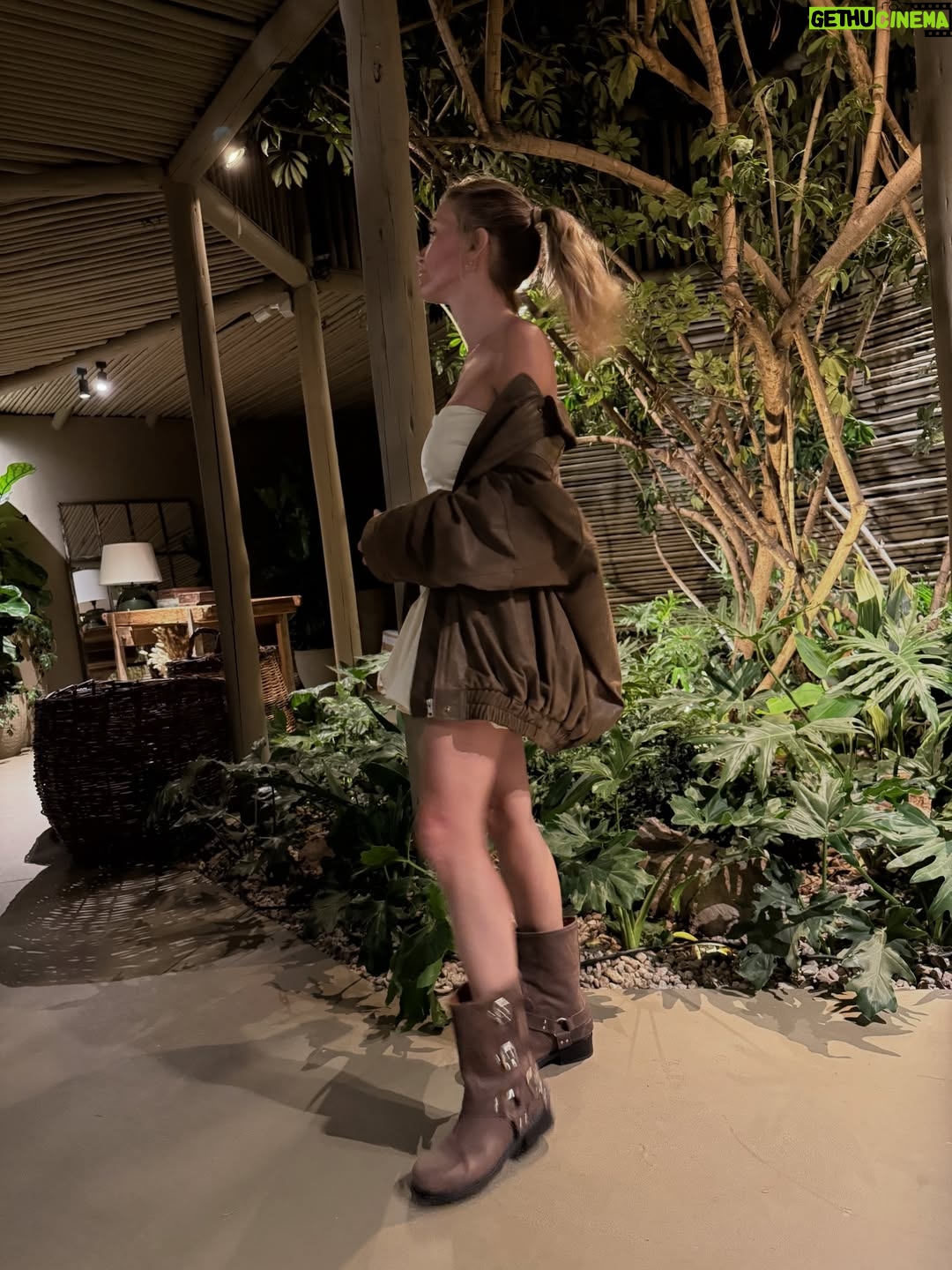 Sofía Zámolo - 2K Likes - Sueño de una noche de verano 🌒 

👗 @shibinda 
🧥 @mulher.oficial 
👢 @pinotnoirbuenosaires 
✨ St @natcecchinato 
@ls_loly
