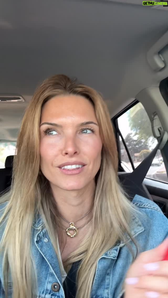 Sofía Zámolo - 2.4K Likes - 🫦💄😍 poniendole color a estos días nublados 🌥️

Tonalizador @esteelauderargentina 
@esteelauder
