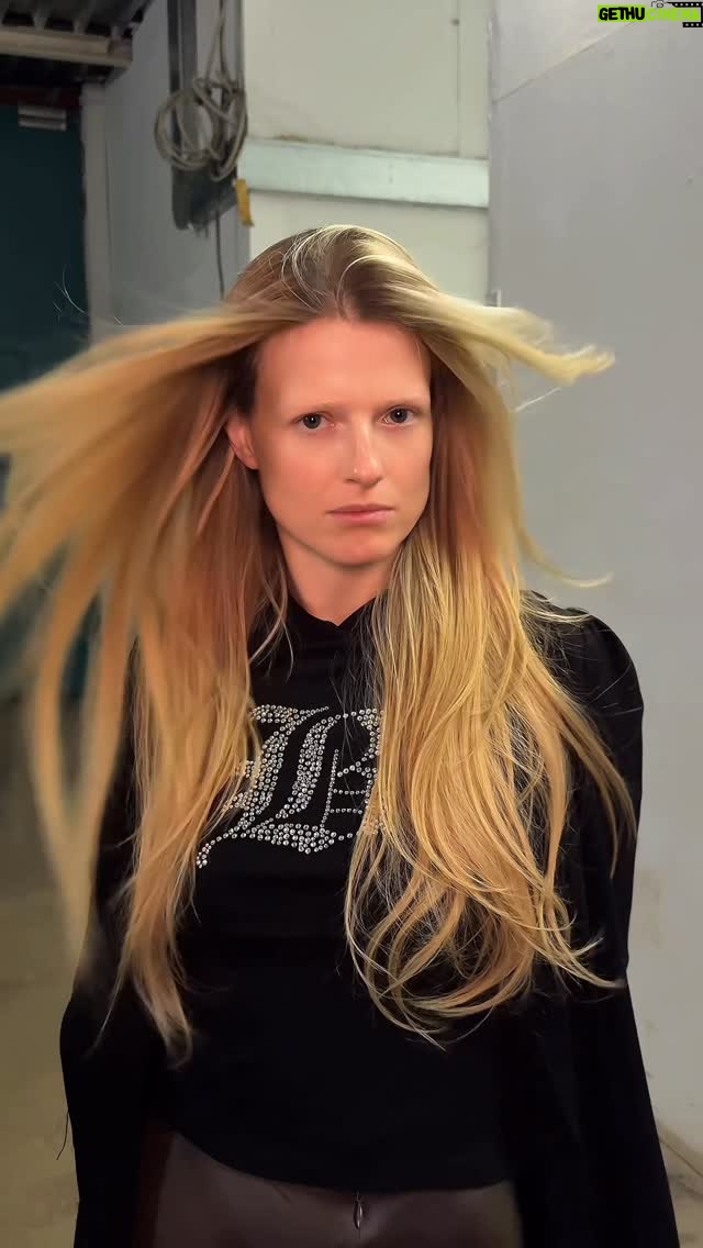 Sofya Ernst - 6.9K Likes - В этом году я НЕ:

Завела тикток и телеграмм. 
Но пока снимали #ХозяйкаНейросети наши креаторы сделали мне пару видео. Говорят, что это такой тренд.
