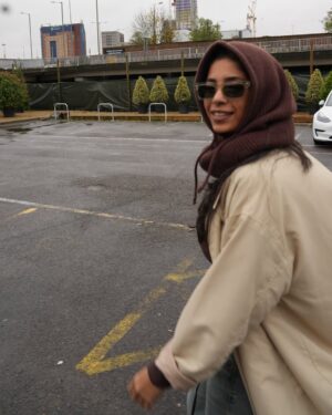 Sogand Instagram - خوشبختی چیزی نیست که بخواهی آن را به تملک خود در آوری، 
خوشبختی کیفیتِ تفکر است،
حالت روحی ست،
خوشبختی، وابسته به جهانِ درون توست!