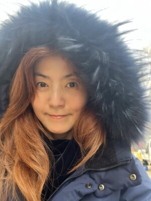 Sohn Mi-na Instagram - 2025년의 마지막 일요일이 지나가고 있네요. 너무 바빠서 포스팅 하나 할 시간도 없다니… 오랜만에 인사 전합니다. 날이 많이 춥지만, 따뜻한 휴일 보내고 계시길요. 

여러분에게 연말연시는 어떤 시간을 의미하나요? 저는 아나운서 시절부터 줄곧 지난 한해 어떻게 보냈고, 누구랑 뭘 했고, 어떤 면에서 성장했고 아쉬웠는지 등을 자세히 기록하며 돌아보는 습관이 있어요. 물론 예외적으로 실행을 못한 해도 있었죠. 예를 들어 쿠바에서 New year´s eve 를 보냈던 때라든지… 

그래도 가능하면 차분히 한해를 돌아보며 다가오는 해에 더 나은 내가 되려면 뭘 개선하면 좋을지 생각해보고, 또 잘한 것들에 대해서는 스스로 칭찬도 해주는 시간을 가지려고 노력해요. 조용한 장소에서 혼자 생각 또 생각, 일기와 캘린더, 사진첩, 메모도 들춰보며 끄적끄적도 해보고요. 

저에게 2025년은 그 어느 때보다 다이내믹했답니다. 한.스페인 양국에서 비지니스를 킥오프 시켜 의미 있는 진전이 있었고요, 그 과정은 너무나 많은 이야기이니 여기서는 생략, 나중에 유튜브나 책을 통해 나눌 게 있을 것 같아요. 개인적으로는 집안의 이런저런 과제들을 잘 해결해서 다행스러운 한해이면서, 사람관계에 있어서는 나이 들수록 여전히 배울 게 많다고 느끼고 있습니다. 

2026년 새해는 어떻게 꾸려갈 지 더 고민이 필요하지만, 우선 오늘은 ‘삶은 더 단순하게, 나는 더 겸손하게’, 이 두가지를 노트에 적어 봤습니다. 

이런 저런 생각이 꼬리를 무는 깊은 겨울 밤, 문득 달력을 보니 인생의 훌륭한 스승이자 등대 같았던 아버지의 생신이 코앞이네요. 오늘따라 그 인자함과 다정함이 그립고 나는 언제쯤 아버지의 인품을 비슷하게 닮을 수 있을까… 하는 생각도 해봅니다. 

하루하루 열심히 꾹꾹 눌러 살고 있는 지금의 일상이 결국은 더 나은 나를 위한 밑거름이 되어 주겠죠? 열심히 사시는 모든 분들 진심으로 응원해요. ♥️🙏