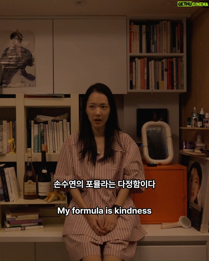 Sohn Su-hyun - 337 Likes - 배우이자 작가, 그리고 영화 감독까지. 
다양한 방면에서 활동 중인 다재다능한 수현 님. 
각자의 라이프스타일을 존중하며 친구들과 살던 집에서, 최근 고양이와 함께 거대한 캣타워 같은 복층 집으로 이사했습니다.

수현님을 만나 작품을 고르는 기준, 사회를 보는 관점 등 일상적인 실천에 대한 이야기를 나눴습니다.

“포뮬라를 다정함으로 꼽은 건, 세상과 내가 연결되어 있기 때문이거든요. 우리는 모두 연결되어 있으니까 이왕이면 서로 다정했으면 좋겠고, 그 시선들이 좀 따뜻했으면 좋겠어요.

제가 작품 활동을 할 때의 기준도 마찬가지예요. 내가 먼저 타인에게 공감하고 연대하고 응원한다면 결국 나에게도 돌아올 거라고 믿어요.”

(𝗦𝗢𝗡 𝗦𝗢𝗢𝗛𝗬𝗨𝗡)   𝗙®𝗠𝗨𝗟𝗔
누군가와 연결되어 있는 감각이 삶을 사는 데 정말 중요해요.

∎ POSSI / 유닛 선반 (3단)
∎ POSSI / 멀티 랙 선반
∎ LOFACTORY / [김영은작가 x LOFA SEOUL} Layered Furniture - H2 찬장
∎ DOUBLE NOD / SS 파자마 홈웨어

손수현 배우(@sohnsuhyun) 의 포뮬라 아이템은
LOFA Seoul 웹사이트에서 확인하실 수 있습니다.
-
𝗟𝗜𝗩𝗘 𝗬𝗢𝗨𝗥 𝗢𝗪𝗡 𝗙𝗢𝗥𝗠𝗨𝗟𝗔 by LOFA
@lofa_seoul