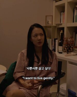 Sohn Su-hyun Instagram - 배우이자 작가, 그리고 영화 감독까지. 
다양한 방면에서 활동 중인 다재다능한 수현 님. 
각자의 라이프스타일을 존중하며 친구들과 살던 집에서, 최근 고양이와 함께 거대한 캣타워 같은 복층 집으로 이사했습니다.

수현님을 만나 작품을 고르는 기준, 사회를 보는 관점 등 일상적인 실천에 대한 이야기를 나눴습니다.

“포뮬라를 다정함으로 꼽은 건, 세상과 내가 연결되어 있기 때문이거든요. 우리는 모두 연결되어 있으니까 이왕이면 서로 다정했으면 좋겠고, 그 시선들이 좀 따뜻했으면 좋겠어요.

제가 작품 활동을 할 때의 기준도 마찬가지예요. 내가 먼저 타인에게 공감하고 연대하고 응원한다면 결국 나에게도 돌아올 거라고 믿어요.”

(𝗦𝗢𝗡 𝗦𝗢𝗢𝗛𝗬𝗨𝗡)   𝗙®𝗠𝗨𝗟𝗔
누군가와 연결되어 있는 감각이 삶을 사는 데 정말 중요해요.

∎ POSSI / 유닛 선반 (3단)
∎ POSSI / 멀티 랙 선반
∎ LOFACTORY / [김영은작가 x LOFA SEOUL} Layered Furniture - H2 찬장
∎ DOUBLE NOD / SS 파자마 홈웨어

손수현 배우(@sohnsuhyun) 의 포뮬라 아이템은
LOFA Seoul 웹사이트에서 확인하실 수 있습니다.
-
𝗟𝗜𝗩𝗘 𝗬𝗢𝗨𝗥 𝗢𝗪𝗡 𝗙𝗢𝗥𝗠𝗨𝗟𝗔 by LOFA
@lofa_seoul